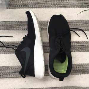 Black Nike Roshe's | 8